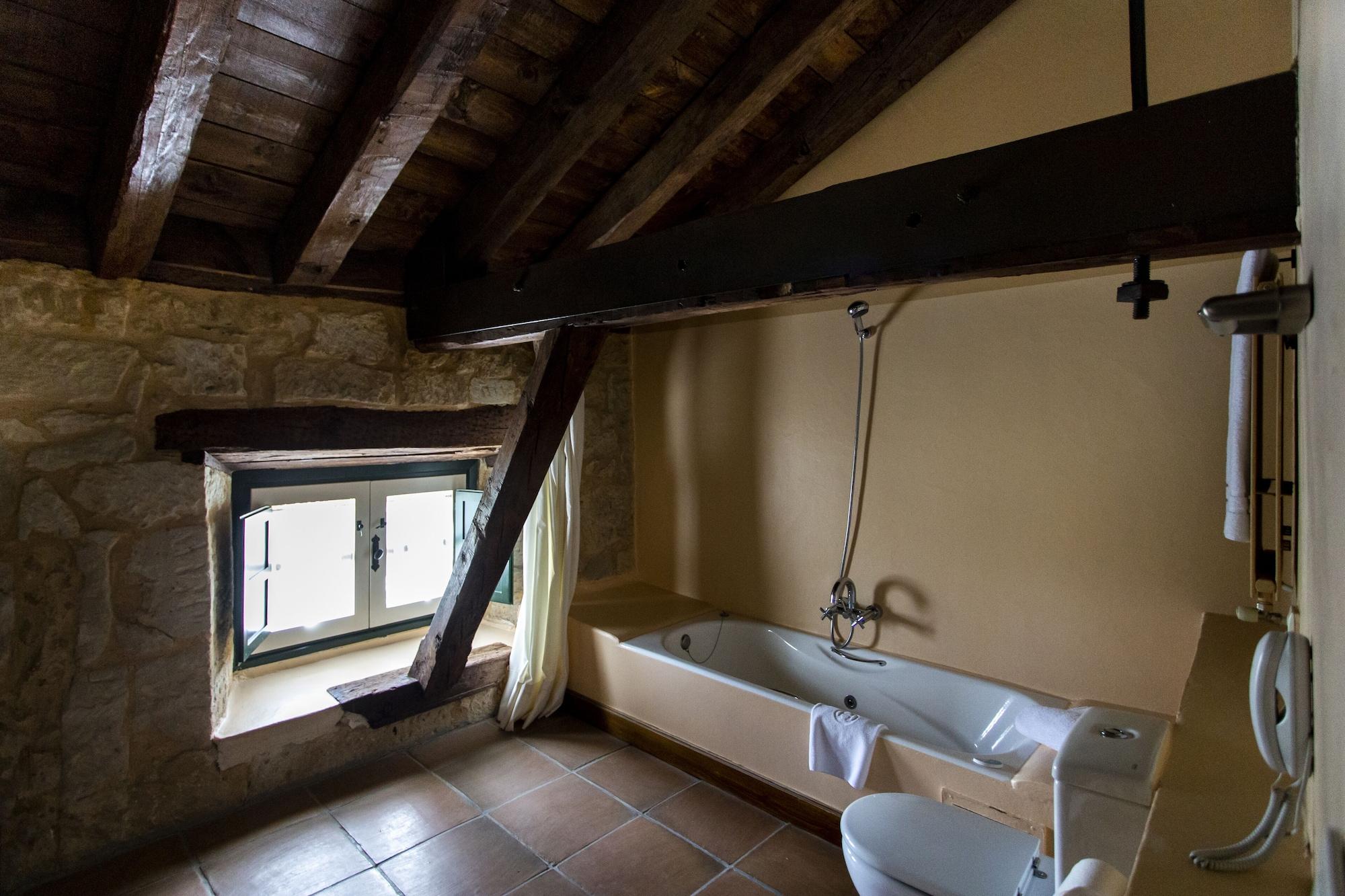 Hacienda Zorita Wine Hotel & Spa Valverdon Luaran gambar Bathroom in the house