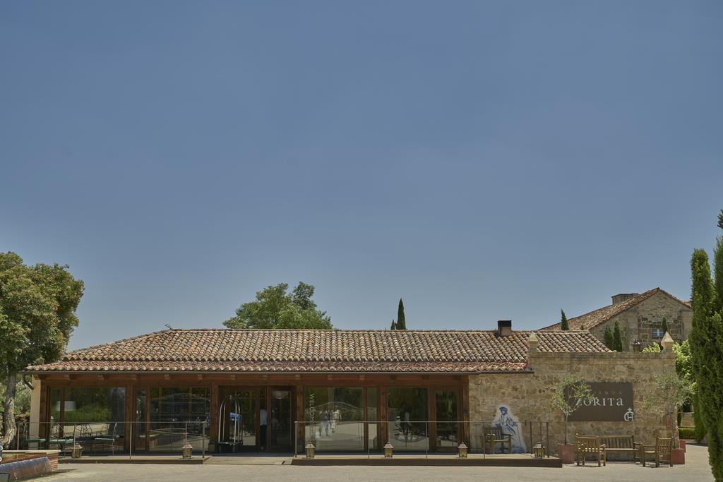 Hacienda Zorita Wine Hotel & Spa Valverdon Luaran gambar The town hall in Saint-André-de-Lidon